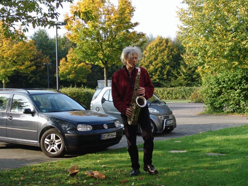 Ich übe gerade mit meinem Tenorsaxophon Ich übe gerade mit meinem Tenorsaxophon