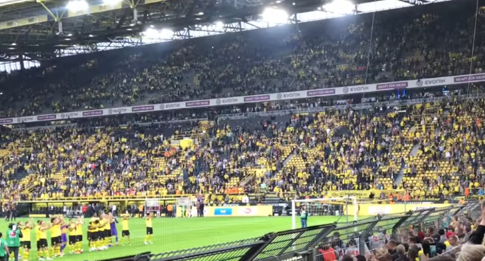 Borussia Dortmund spielt gegen RB Leipzig und gewinnt.