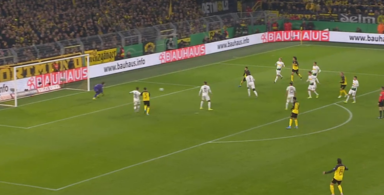 Julian Brand vom BVB setzt zum Ausgleich an. Julian Brand vom BVB setzt zum Ausgleich an.