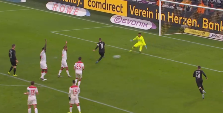 Ob er Ball im Tor landet? Ob er Ball im Tor landet?