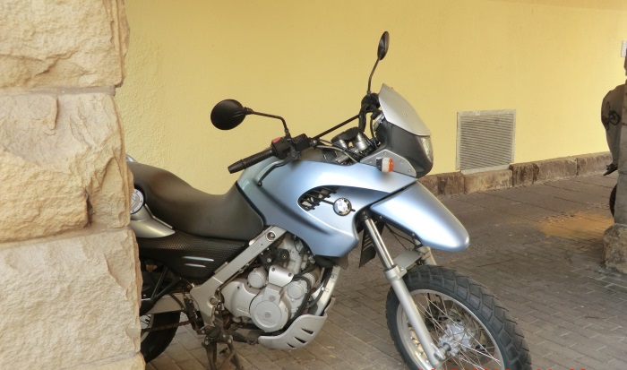 Das Rotkehlchen sucht sich ein schönes Motorrad aus Das Rotkehlchen sucht sich ein schönes Motorrad aus