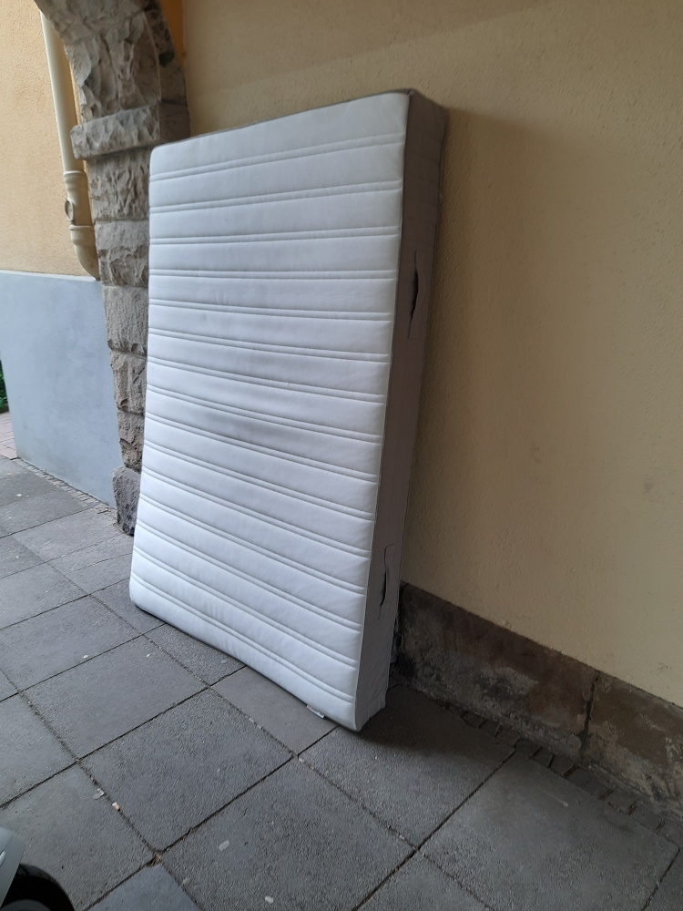 Wer möchte diese alte Matratze weiterverwenden? Wer möchte diese alte Matratze weiterverwenden?