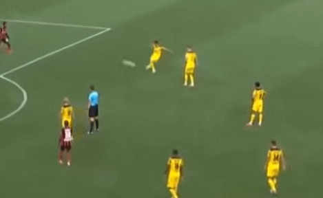 Der BVB setzt zum herrlichen Freistoßtreffer an. Der BVB setzt zum herrlichen Freistoßtreffer an.