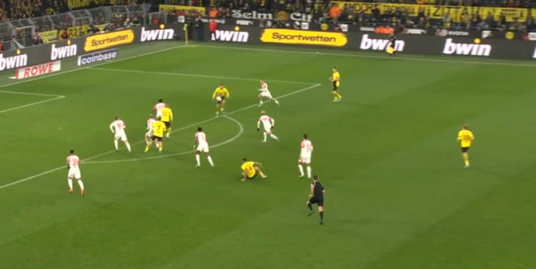 Der BVB spielt einen Angriff. Der BVB spielt einen Angriff.
